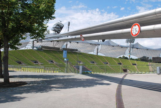 Nur ins eigentliche Stadion selbst bin ich nicht hineingekommen - irgendwie war der Eingang offensichtlich auf der ganz anderen Seite und da ich schon wieder extrem fußkrank bin, kann ich mich einfach nicht mehr auf die richtige Seite hinbewegen und habe nur durch die den Zaun gelinst. Eigentlich verstehe ich auch nicht, warum man das Stadion einzäunt, naja wegen der Eintrittsgelder natürlich...aber heute hätte man doch aufmachen können ???