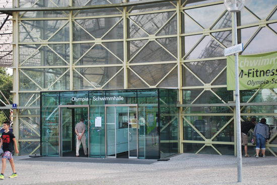 Auch heute noch sehr modern aussehende Olympia-Schwimmhalle