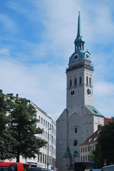 Der Alte Peter steht am Viktualienmarkt und hier kann man auf den Turm klettern und von oben (bei Föhn) bis zu den Alpen sehen, was die Leute auf diesem Foto auch garantiert gerade tun. Sankt Peter hat aber keinen Fahrstuhl, ich bin völlig kaputt und ich habe - wie ich gerade feststelle - schon Blut im Schuh. Ich könnte niemals mehr 306 Stufen in meinen quälenden grün-gelb-blauen Rio-Sandalen hinauflaufen... Aber die waren ja auch für einen ganz anderen Zweck gekauft und hätten nur im warmen, weißen Copacabana-Sand stecken müssen und nicht deutschen Asphalt fressen müssen...