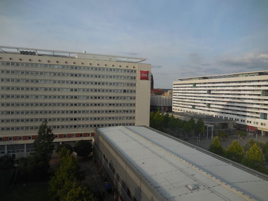 Mein Hotel ist das Ibis Bastei in Dresden in der Prager Straße - schön Plattenbau à là DDR, aber super-zentral nur ein paar Schritte vom Hbf. entfernt und bis zu den Top-Sehenswürdigkeiten Dresdens sind es zu Fuß auch nur ca. 15 Minuten - höchstens !