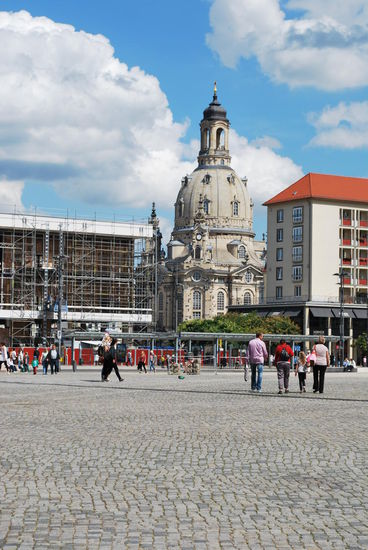 Und da ist sie schon: Die Frauenkirche noch aus der Ferne...