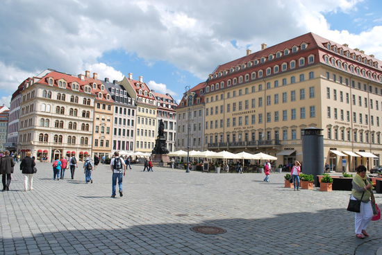 wunderschöne Bebauung in Dresden, wenn man sich vorstellt, wie es hier 1945 ausgesehen hat (Fotos davon habe ich gesehen), ist es geradezu unglaublich, wie toll das alles wieder aufgebaut wurde.