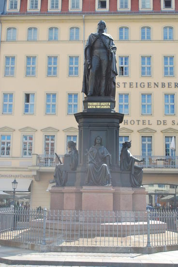 Das ist dann wohl das Denkmal für August den Starken...