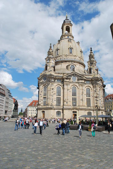 Es sieht nicht wirklich rappelvoll aus rundum die Frauenkirche, sollte ich tatsächlich Anfängerglück haben ??? Und gleich hinein können ???