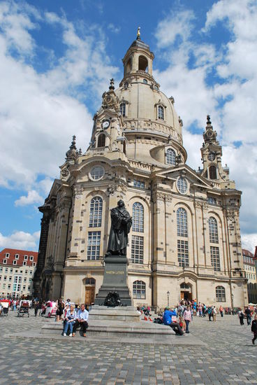 Wie Phönix aus der Asche. Eine Meisterleistung ist dieser Wiederaufbau. Solange nach der Zerstörung. Hammercool finde ich, dass man die noch brauchbaren und vor allem lokalisierbaren Steinquader des Originals benutzt hat, um sie im Neubau wieder einzufügen. Das sind die vielen dunklen Tüpfel in der Fassade der Kirche...