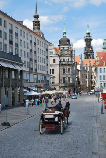 Schön, dass es immer noch Pferdekutschen gibt - sehr hygienisch mit Pferdeäpfel-Auffangsack unter dem Schweif der Rösser.