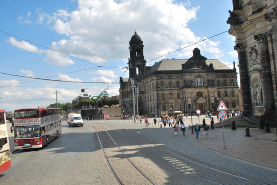 Die City-Sightseeing-Busse sind sehr praktisch hier in Dresden und auch günstiger, als in München. Dank meines 48-h-tickets habe ich mich mit dem Dresdener ÖPNV (Busse und Straßenbahn) nicht beschäftigt. Aber sonderlich kompliziert wäre sicher auch das nicht gewesen.