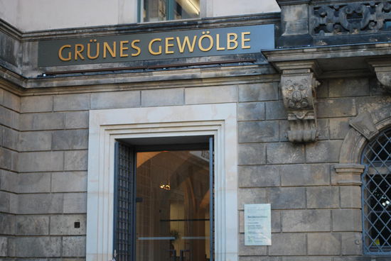 Mega-pünktlich stehe ich vor Programmpunkt Nr. 1: Grünes Gewölbe. Ich habe vorgearbeitet und ein online-Ticket. Muss also nicht Schlange stehen.