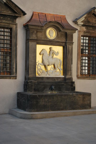 Im Innenhof, der Brunnen. DD tickt sehr pünktlich, es wird um punkt 10.00 Uhr aufgesperrt. Rucksäcke muss man wegschließen lassen, fotografieren ist eh verboten. Also alles weg in die Mietschränke. Audio-Guide gegriffen und los. WOW !!!! OMG. Man darf ja nicht fotografieren, leider. Aber, was ich jetzt hier heute morgen im Grünen Gewölbe sehe, ist der Oberhammer !