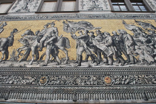 Fürstenzug - das ist wirklich beeindruckend schön ! Auf 102 m und auf 23.000 Fliesen aus Meißener Porzellan aufgetragen. Es ist das größte Wandfliesengemälde der Welt und wurde 1907 fertiggestellt. Es zeigt die Ahnengalerie der Wettiner. Die Fliesen wurden bei 1380 Grad scharf gebrannt und so überlebte das gigantische Fries auch die Bombenhitze 1945 fast unbeschädigt.