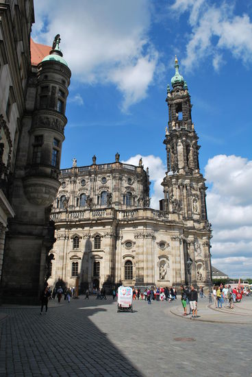 katholische Hofkirche - die Frauenkirche ist evangelisch.