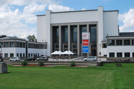 Deutsches Hygiene-Museum, der Bau ist von 1930 und wie könnte es anders sein ? Am Ende des 2. Weltkrieges lagen hier Trümmer... Ich bin nicht drinnen gewesen, aber ich komme wieder, um die Hauptattraktion zu sehen: Die gläserne Frau von 1935...damals eine Welt-Sensation.
