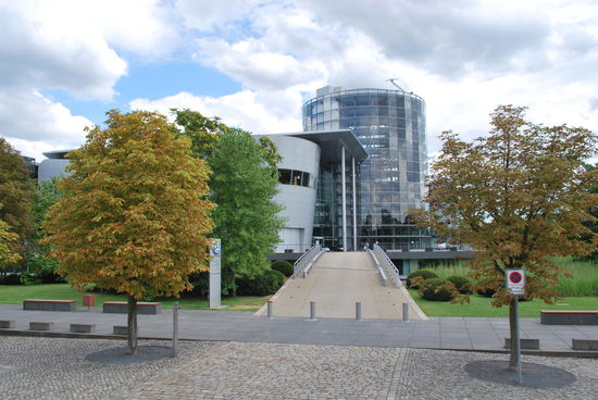 VW liebt nicht nur Wolfsburg, sondern auch Dresden - die Gläserne Manufaktur von Volkswagen. Eine Autofabrik. Keine normale. Hier schrauben die Arbeiter mit blüten-weißen Handschuhen den VW Phaeton zusammen. Bei der Vorbeifahrt ist es kurz zu sehen. (Natürlich nicht die blüten-weißen Handschuhe, aber die Karossen...)