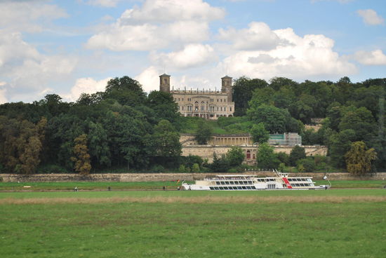 Nun sind wir auf unserer zunehmend kälter werdenden Stadtrundfahrt schon jwd. Janz weit draußen.  Die Elbschlösser kommen in Sicht. Gleich anschließend geht es durch ein nobles Villenviertel im Grünen, was mich jetzt nicht ganz so sehr vom Hocker haut.