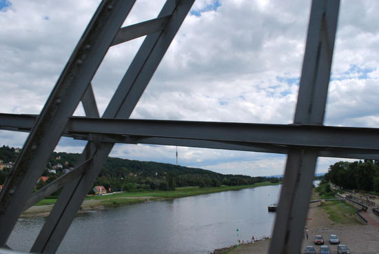 Zwischen Blasewitz und Loschwitz erlebe ich nun an Bord des Cabrio-Doppeldeckerbusses mein "Blaues Wunder". Auf dem Foto sieht man nur ein paar Brückenstreben, die noch nichtmal mehr blau sind. Das Blaue Wunder ist eben eine Stahlbrücke über die Elbe, 1893 fertiggestellt und bis heute eine wichtige Elbquerung, allerdings kein "Wunder" mehr und eben noch nicht mal mehr erkennbar blau.