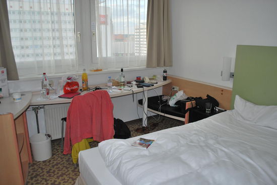 Mein Hotelzimmer in Dresden: Ich bin Expertin darin, innerhalb kürzester Zeit x-beliebige Hotelzimmer in meine persönliche comfy-zone zu verwandeln mit all dem Chaos, das für mich dazu gehört...