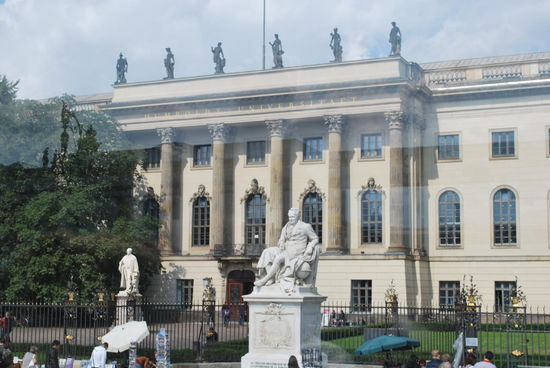 wir kommen an der Humboldt-Universität vorbei