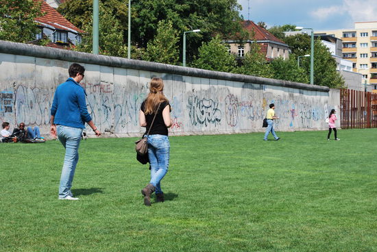 Angekommen an der Gedenkstätte "Berliner Mauer" an der Bernauer Straße, wo heute noch ein 1,4 Km langes Stück Original-Mauer steht. Und genau das will ich sehen, weil ich zwar altersmäßig durchaus die Möglichkeit gehabt hätte, Berlin zu DDR-Zeiten zu besuchen, es aber nie getan habe. Berlin in den 80ern war für mich so weit weg, wie der Mond.