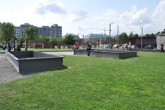 Es stehen auch noch Reste von Wachtürmen und anderen Anlagen. Die Mauer an der Bernauer Straße verlief praktisch auf dem Bürgersteig zwischen Ost- und West-Berlin und war ein neuralgischer Punkt für die DDR-Grenzer. Anfangs konnte man an der Bernauer Straße praktisch aus dem Fenster in den Westen springen....