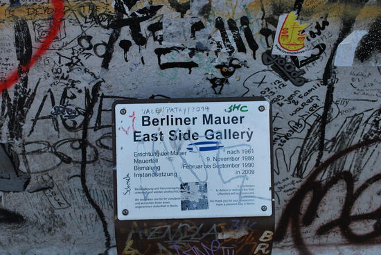 In Friedrichshain. Die East Side Gallery. Auch hier steht noch ein langes Stück Mauer, bunt bemalt und beschriftet.