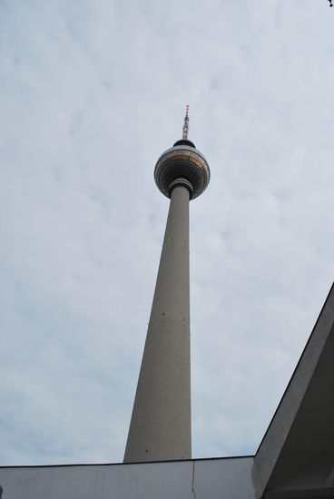 Warteschlange hier, kurz vor 10 Uhr morgens: Endlos. Wer sich jetzt hier an der Kassenschlange anstellt, hat laut Auskunft an den Bildschirmen Aussicht auf ein Eintrittszeitfenster für ca. 13.00 Uhr. Nö. Will ich nicht.
