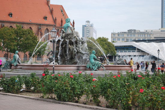 Neptunbrunnen - ich steige in den Doppeldeckerbus, nur um an der nächsten Station Museumsinsel sofort wieder auszusteigen.