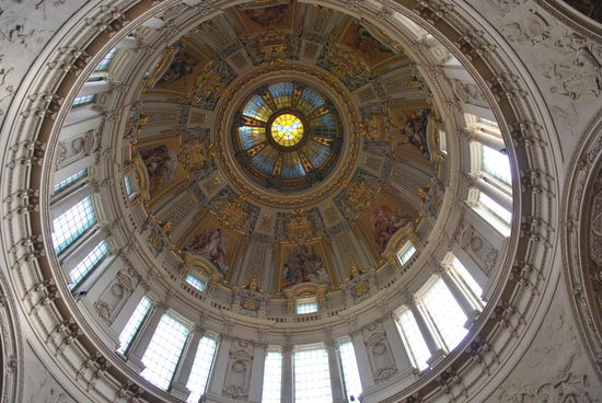 Interessant sind vor allem die Kuppel, der Schinkel-Altar und die Orgel.