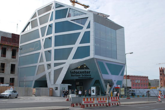 Auf dem Areal des ehemaligen Palasts der Republik, den ich in Ruinen halb abgerissen bei meinem Berlin-Erstbesuch noch gesehen hatte, entsteht jetzt hier tatsächlich nach langem Hackehü doch wieder das Berliner Schloss