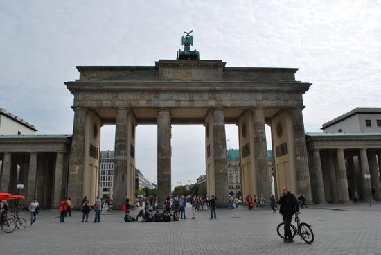 Nun bin ich schon gerade hier, dann muss ich das  Brandenburger Tor natürlich auch fotografieren, durchqueren und bestaunen