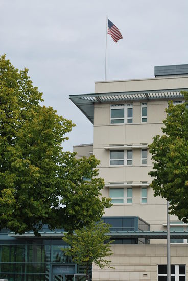 Kleine Ecke der amerikanischen Botschaft gleich um die Ecke. Die Botschaften der anderen Siegermächte Frankreich, Groß-Britannien und Russland sind ebenfalls in der unmittelbaren Nähe, wobei die russische Botschaft hammer-gigantisch ist.