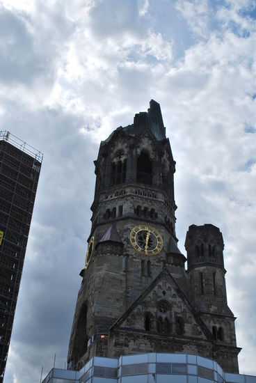 Der hohle Zahn - oder Kaiser-Wilhelm-Gedächtniskirche. Wahrzeichen von West-Berlin - der Neubau der Gedächtniskirche (Glockenturm und eigentliche Kirche) trägt übrigens den Spitznamen Lippenstift und Puderdose...