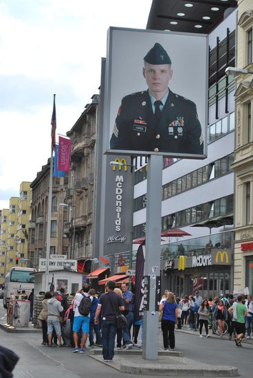 Checkpoint Charlie ist und bleibt ein Touristenmagnet...