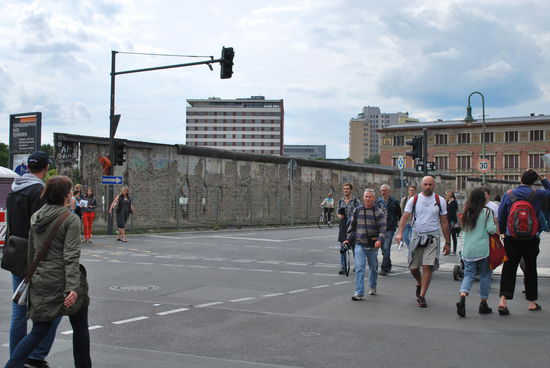 und ein Knäckebrot-dünnes und -bröseliges Fitzelchen Restmauer steht auch hier noch...