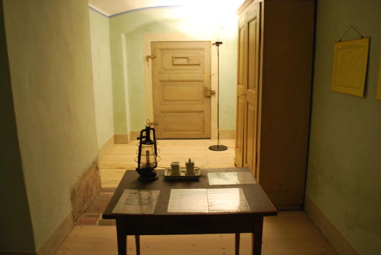 Hier fängt der Hochsicherheitstrakt an: Der Weinkeller. Dort ging sicherlich keine Flasche raus, ohne Vermerk "warum, wieso, weshalb, für wen, wann und wie teuer"