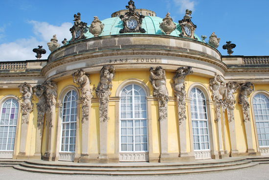 Sans souci: Heisst nichts anderes, als "ohne Sorgen" en francais, was damals die Sprache schlechthin war...