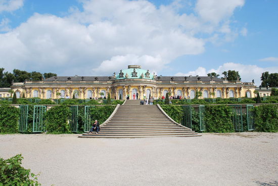 Das ganze grüne Zeug ist Wein, die können aber im Winter quasi in "Schränke" weggeschlossen werden. Klasse Idee.