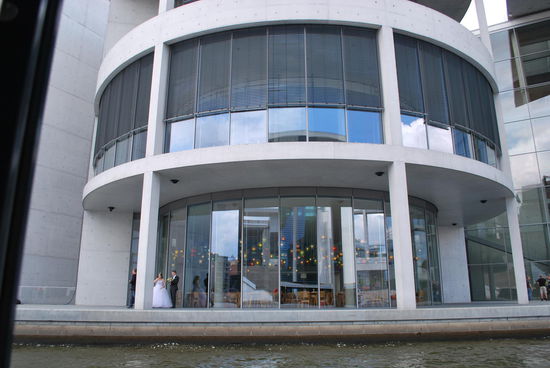 Bibliothek des Bundestages mit Hochzeitspaar