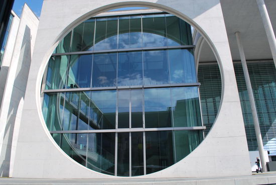 Ausblick auf die Waschmaschine - Bundeskanzleramt - und optische Erklärung, warum das Teil so genannt wird. Wie das Bullauge einer Waschmaschine eben.