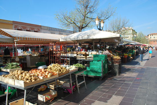 Auf dem Weg zum Citysightseeing-Bus wieder am malerischen Markt vorbei