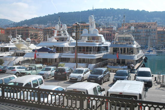 3 richtig krasse Dampfer nebeneinander. Ich habe die Flaggen gescannt und später gegooglet: Union Jack auf rotem Grund -> Groß Britannien, die Flagge der Handelsmarine, sie wird aber auch von privaten Schiffseignern verwendet