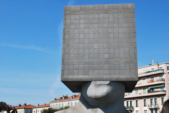 La tete au carré - eine Skulptur von Mathieu Vidard, die seit 2006 an der Promenade des Arts herumsteht. Das Ding ist aus Aluminium und ich find´s echt cool.