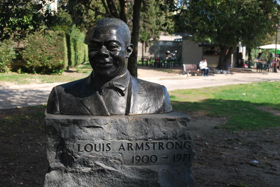 Louis Armstrong - da fragt man sich echt, was der wohl mit Nizza zu tun hatte ? "C èst si bon" - ein Jazzklassiker von Satchmo, präsentiert anlässlich des 1. Jazzfestivals in Nizza 1948. DESWEGEN !