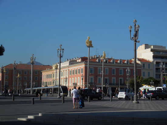 Zurück an der Place Masséna - dem Hauptverkehrsknotenpunkt der Innenstadt von Nizza