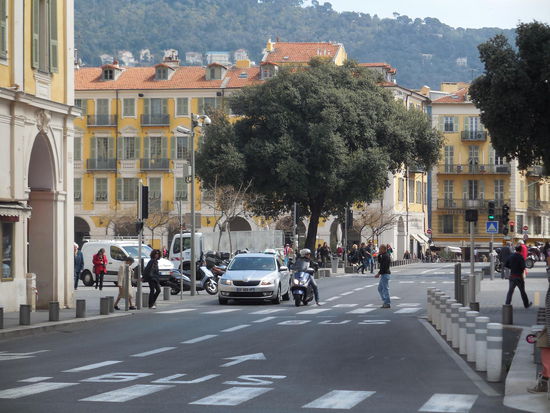 gleich um die Ecke ein weiterer wichtiger Platz von Nizza - die Place Garibaldi