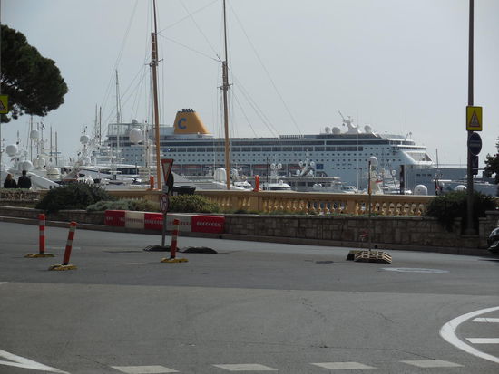 Yachthafen gab´s schon immer, aber für Kreuzfahrtschiffe ist erst seit 2004 Platz. Da wurde eine 300 Millionen EUR teure künstliche Landungsbrücke im Meer verankert.