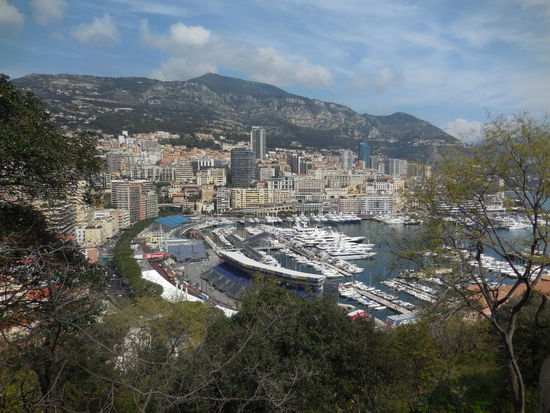 Blick vom Felsen Le Rocher - dem ursprünglichen Monaco - auf die Bucht mit dem Hafen. Ursprünglich war Monaco ja ein kleines, verstecktes Piratennest und diese Bucht ideal für ausgehende Raubzüge im Mittelmeer. Die Grimaldi´s waren die Piraten-Anführer vor sehr, sehr langer Zeit...