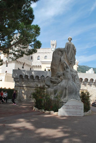 Ich habe keinen blassen Schimmer, wer das nun ist...irgendein Grimaldi wahrscheinlich