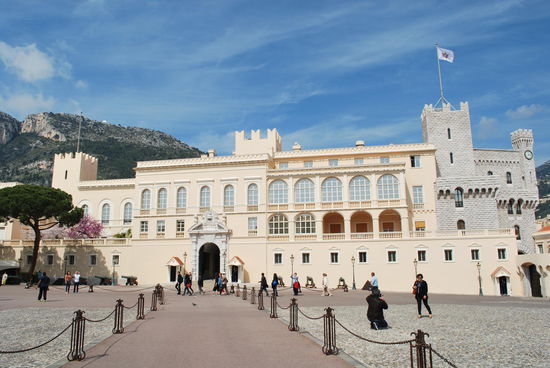 Der Fürstenpalast - hier leben sie nun also, die Grimaldis. Albert II. und seine südafrikanische Gattin Charlène mit dem breiten Schwimmer-Kreuz und die Zwillinge. Die beiden sophisticated sisters Caroline und Stéphanie logieren garantiert woanders.