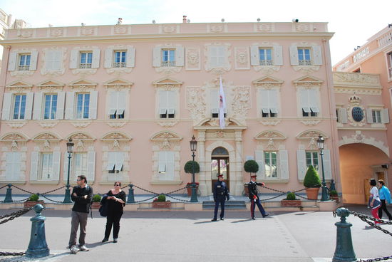 Es gibt nur ca. 7000 waschechte Monegassen, die auch einen solchen Pass haben. Der große Rest sind Gastarbeiter aus Frankreich und Italien und die Steuerflüchtlinge aus aller Welt.. Die Einwohnerzahl beträgt ca. 32.000.