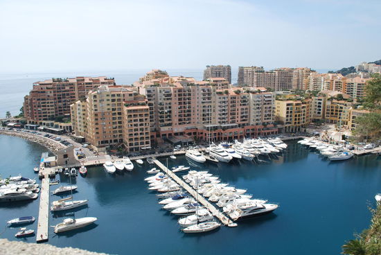 woanders werden Millionen für schicke Villen mit Gärten + Pool bezahlt, hier kostet ein Appartement in einem Hochhaus schon irrsinnige Summen